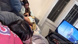 Anteprima Del Video: La Troia Annoiata Gli Fa Una Sega E La Sorella Guarda