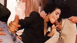 Anteprima Del Video: Dalila Fa Sesso A Tre Con Due Italiani