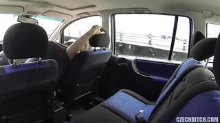 Anteprima Del Video: Meravigliosa Puttanella Biondina Inculata In Auto